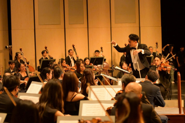 Nhạc trưởng Trần Nhật Minh chỉ huy hòa nhạc chào năm mới 2026